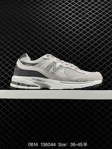 The 220 company level New Balance 2002R running shoe follows the classic technology from its incepti