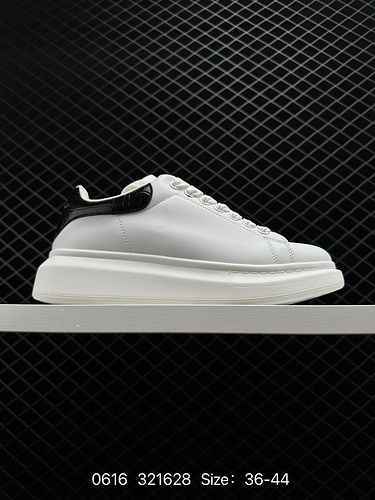 Marchio di lusso italiano Alexander McQueen Suola in pelle Sneakers basse di moda con suola spessa s