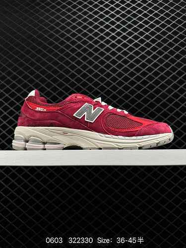The 150 New Balance 2002R running shoe follows the classic technology from its inception, featuring 