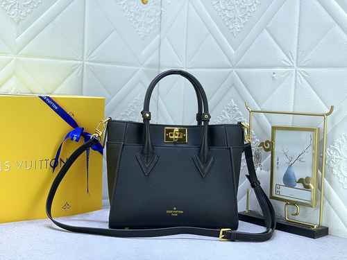 The handbag is made of imported original cowhide, with a high-end quality delivery gift bag. The inv