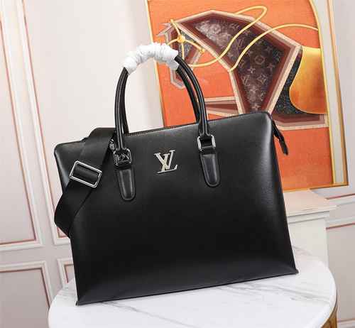 The men's exclusive official bag is made of imported top-level original leather and high-end replica