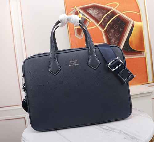 The men's exclusive official bag is made of imported top-level original leather and high-end replica