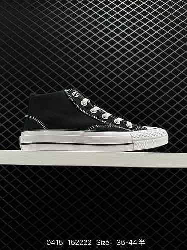 La scarpa Chuck Taylor All Star Malden Street fonde dettagli tradizionali con il moderno stile stree