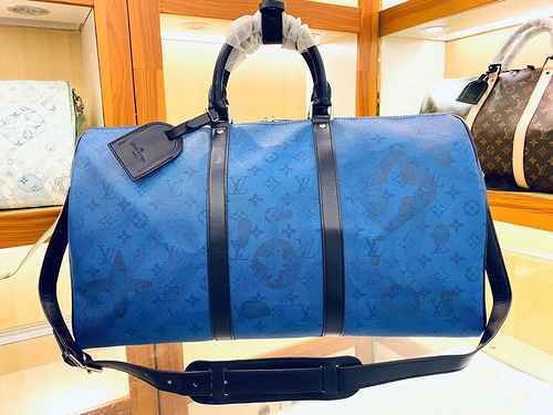 The travel bag is made of imported canvas material, with a high-end quality delivery gift bag. The i
