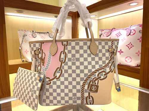 The shopping bag is made of imported canvas material, with a high-end quality delivery gift bag. The