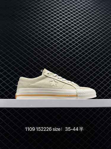 The 3 CONVERSE One Star was born in 974 and was the first modern basketball shoe of Converse. It was