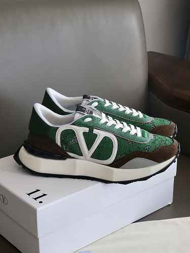 Valentino Couple Style Code: 0610C40 Size: 35-45