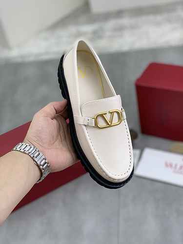 Valentino Couple Style Code: 0606C00 Size: 35-45 (Note: 45 Customized)