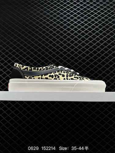 The wild and sexy animal print of the 7 Vans LEOPARD Bold Ni leopard print board shoe is perfect for