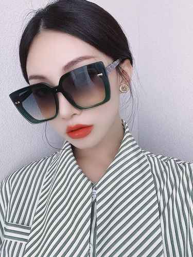 P3510 Super Adio Letter Printing Sunglasses Nuance-19-8072K. Numerous Dior letters make up the font 