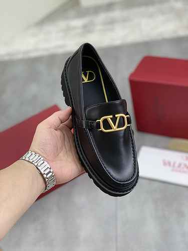 Valentino Couple Style Code: 0606C00 Size: 35-45 (Note: 45 Customized)