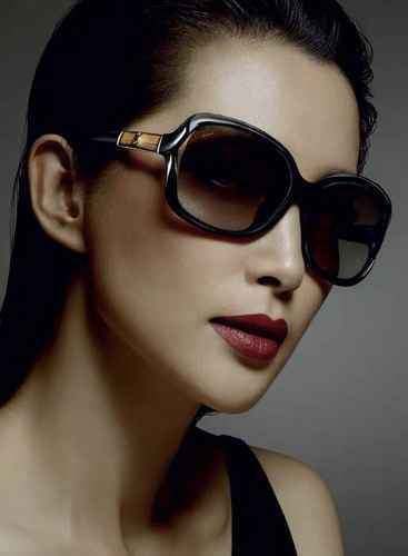 The 2790 Gucci sunglasses golden classic popular model reappears Li Bingbing's poster. The same [GUC