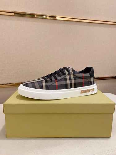 Scarpa Uomo Burberry Codice 0525B30 Taglia 3844