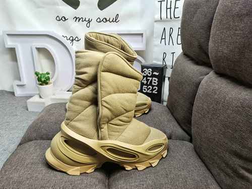 La versione 522D Monster YZY NSLTD BT KHAKI indossandola come versione ingrandita di una scarpa da m