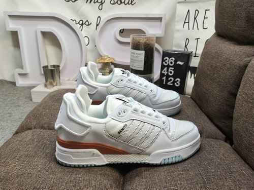 123D Livello aziendale Bad Bunny x Adidas Forum Powerphase Lowquot Catch and Throwquot Tra le tante 