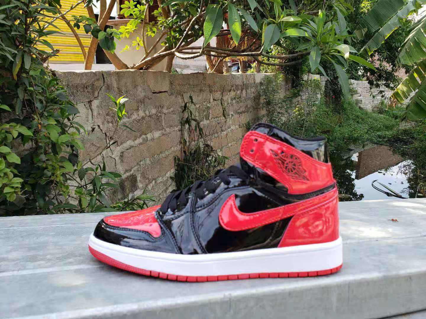 AJ1黑红镜面 (1).jpg