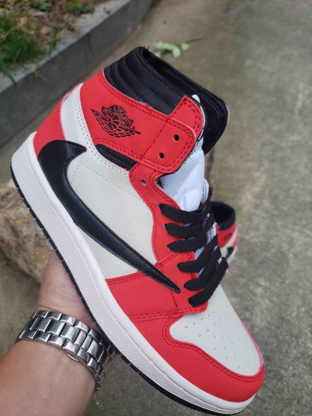 AJ1联名TS倒钩白红黑.jpg