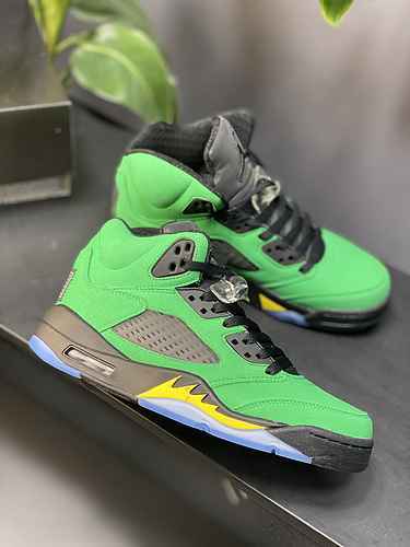 La scarpa da basket da uomo Air Jordan 5 Oregon Ducks Oregon Duck PE Color Retro 4047 include la mez