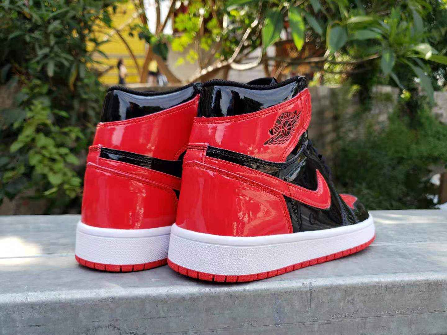 AJ1黑红镜面 (3).jpg