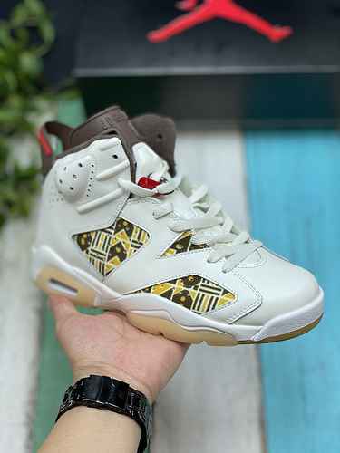 La combinazione di colori dell'Air Jordan 6 Quai 54 presenta una tomaia in pelle beige per un look s