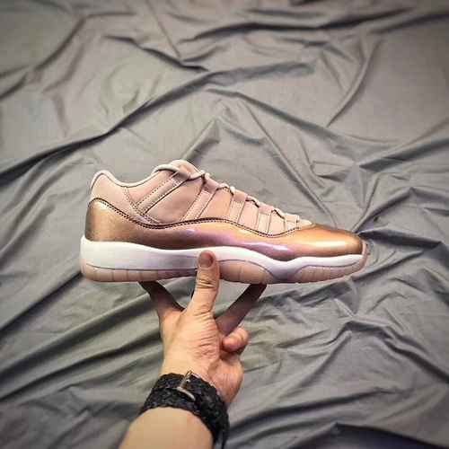 Air Jordan 11 Low GS Rose Gold 3644 inclusa mezza misura