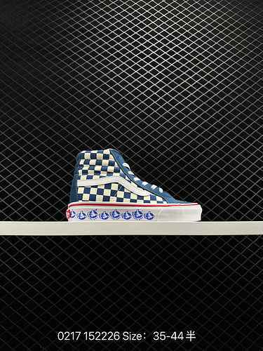 30000 Vans SK8-Mid with irresistible blue and white checkerboards. You are not allowed to have class