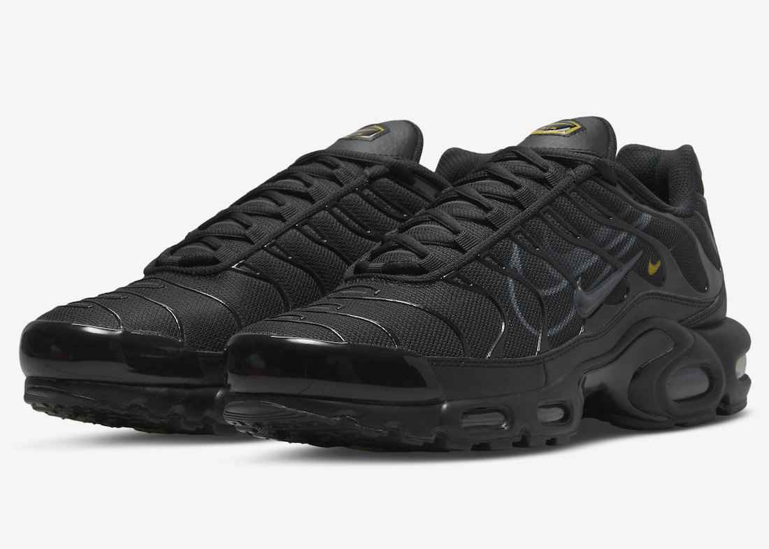 Nike-Air-Max-Plus-Triple-Black-DX2652-001-Release-Date-4.jpeg