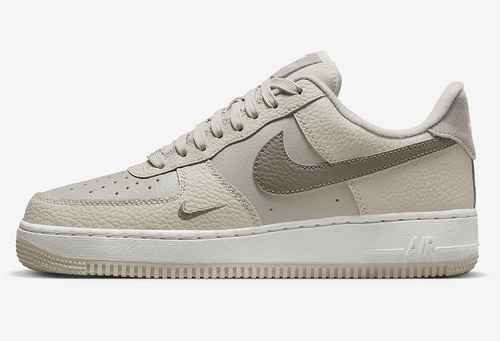 Nike Air Force 1 Low FB8483100 3645 con mezza taglia