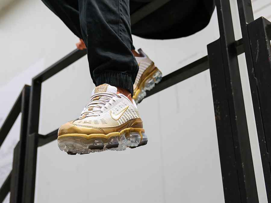 NIKE-AIR-VAPORMAX-360-METALLIC-GOLD-CK9671-101.jpg