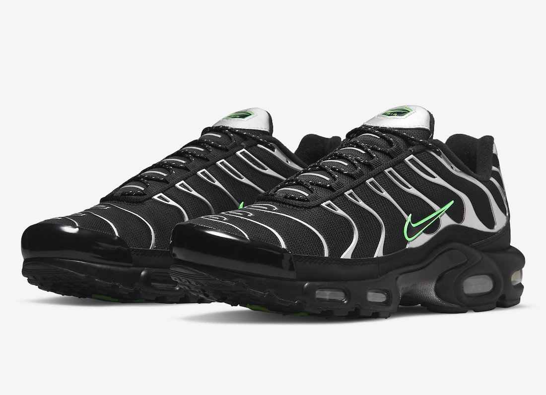 Nike-Air-Max-Plus-Black-Silver-DR0139-001-Release-Date-4.jpeg