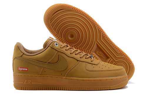 Supreme x Nike Air Force 1 Low Flax 3645 con mezza taglia