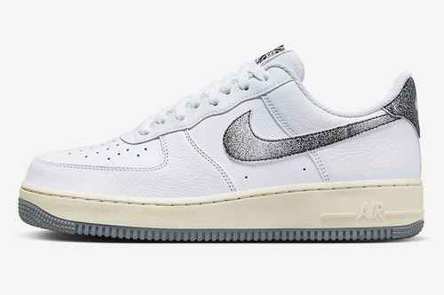 Nike Air Force 1 Low Classics DV7183100 3645 con mezza taglia