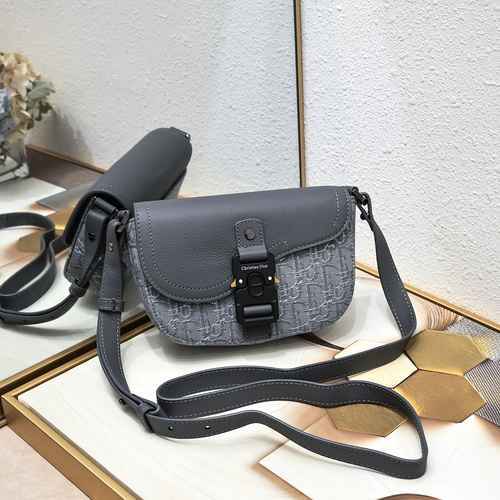 The men's crossbody bag is made of imported top-level original leather and high-end replica version 