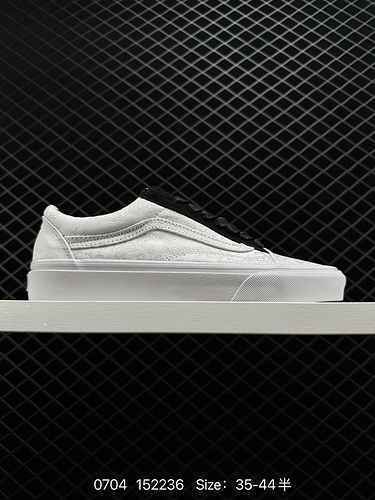 The 8 Clot x Fragment Design x Vans upper is made of white silk material covering the tongue and lin