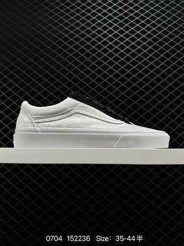 La tomaia 8 Clot x Fragment Design x Vans è realizzata in materiale di seta bianca che copre la ling