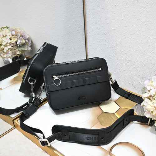 The men's dedicated camera bag is made of imported top-level original leather and high-end replica v