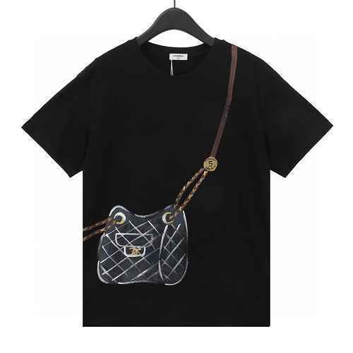 CHANELTshirt a maniche corte con borsa disegnata a mano di Chanel