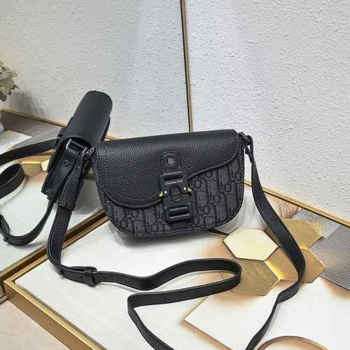 The men's crossbody bag is made of imported top-level original leather and high-end replica version 