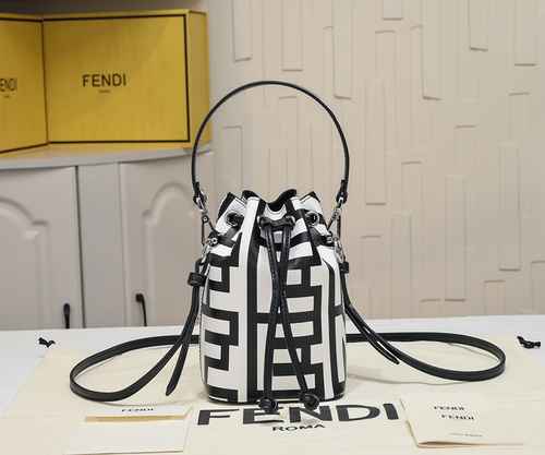 The bucket bag is made of imported original cowhide, with a high-end quality delivery gift bag. The 