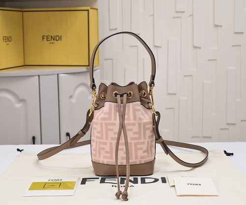 The bucket bag is made of imported original cowhide, with a high-end quality delivery gift bag. The 