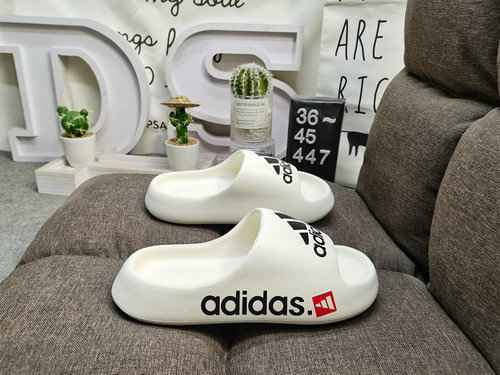 329D447D Pantofole sportive Adidas SuperStar Slide Le pantofole Adi hanno una chiusura in velcro sul