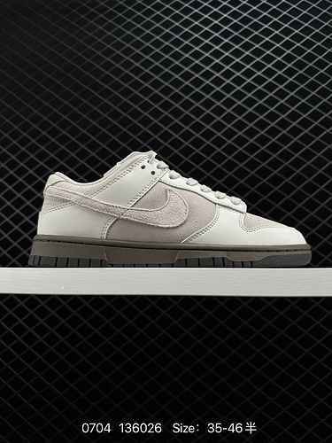 3 Nike Dunk Low Gold Swoosh Beige White Questa scarpa presenta il bianco come tonalità di colore pri