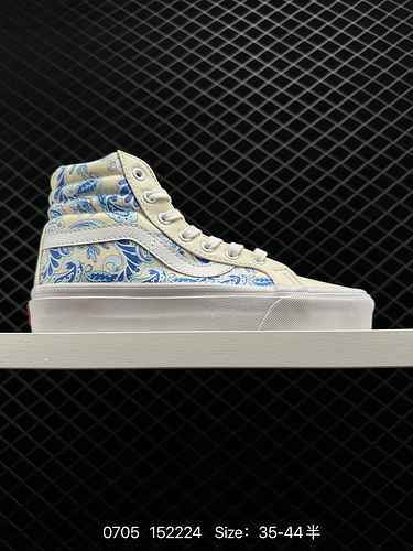 The new Blue and white pottery series of Vans Vault OG Sk8 Hi is the first to wear. With Blue and wh