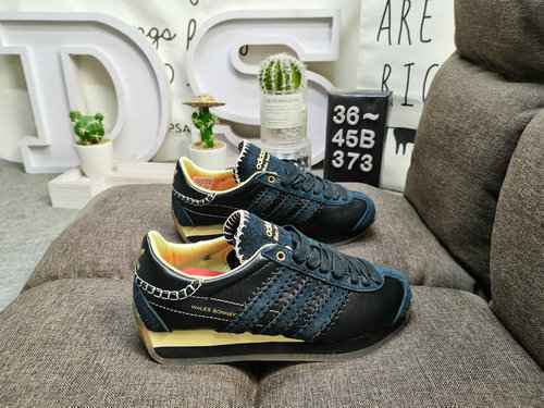 Il livello aziendale 373D Adidas WB Country ha una forma di scarpa elegante e raffinata con una suol