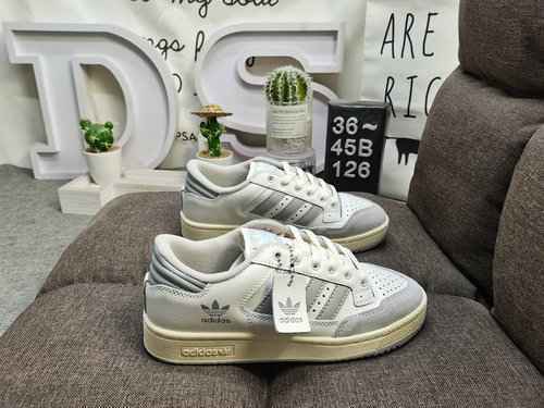 126DAdidas Forum 84 Sneakers casual versatili e alla moda dal taglio basso e basso Basate sull'aspet