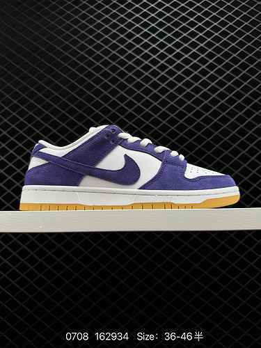 7 livello aziendale La Nike SB Dunk Low Pro Grey Gum è realizzata in materiale scamosciato viola per