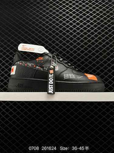 2 Air Forcequot Just Do Itquot Il tono generale delle scarpe co-branded è nero con i loghi Swoosh de