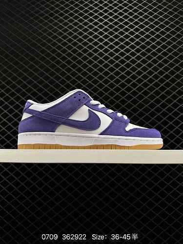 La Nike SB Dunk Low Pro Grey Gum è realizzata in materiale scamosciato viola per la tomaia abbinato 