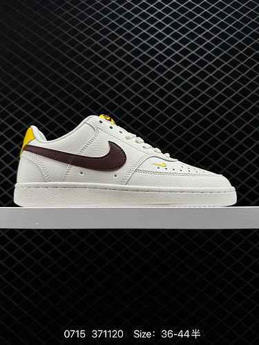 La sneaker casual traspirante e versatile Nike Court Borough dal taglio basso presenta un design cla