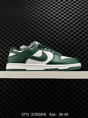 La collezione di scarpe da cricket Nike SB Zoom Dunk Low è una classica sneaker casual versatile con